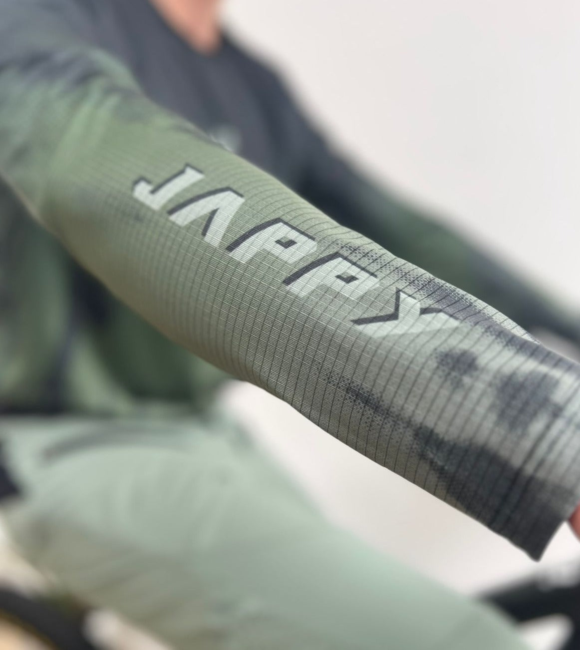 HOMBRE | JERSEY F-UNO OLIVA