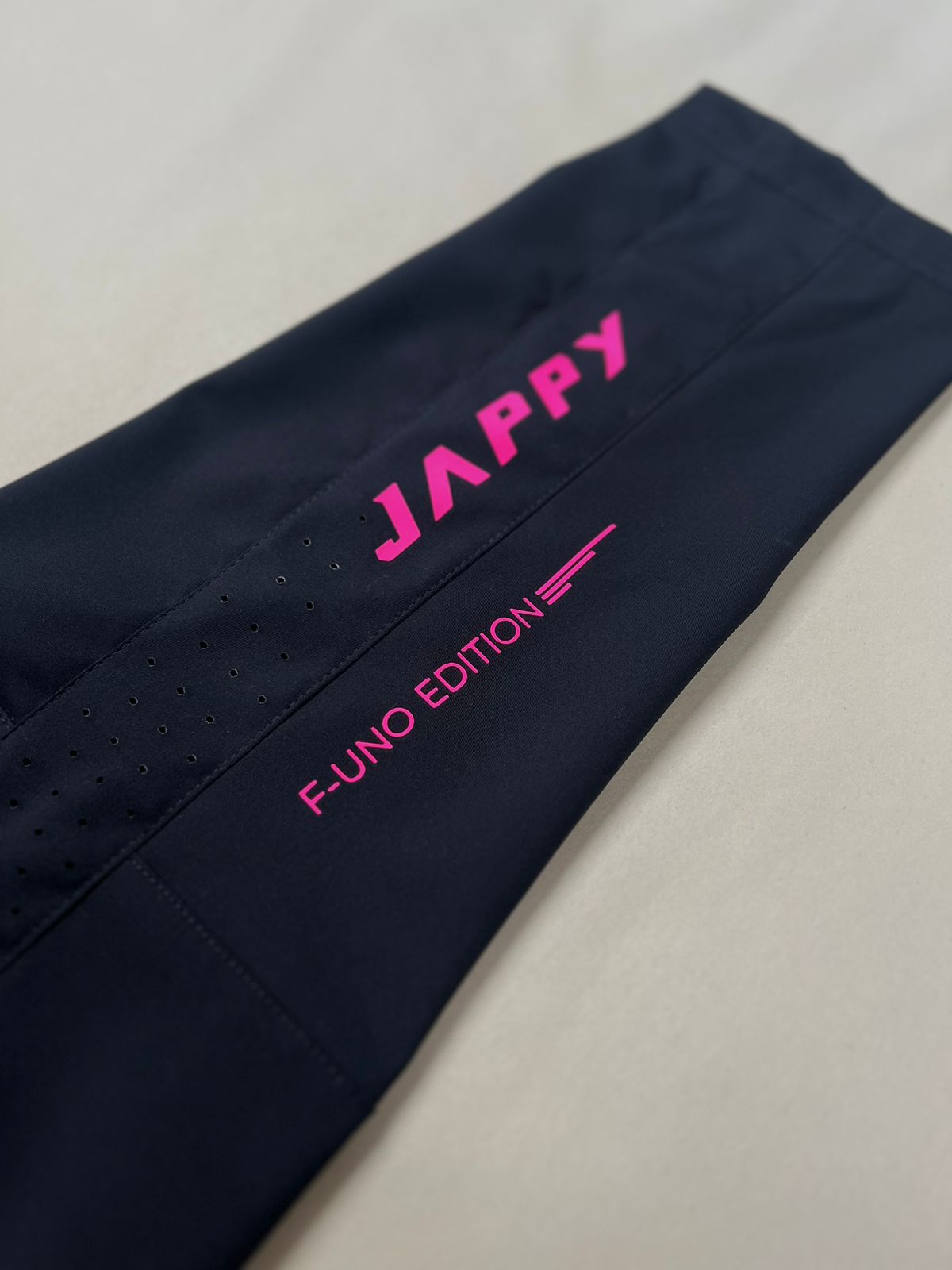 HOMBRE | PANTALÓN F-UNO FUCSIA