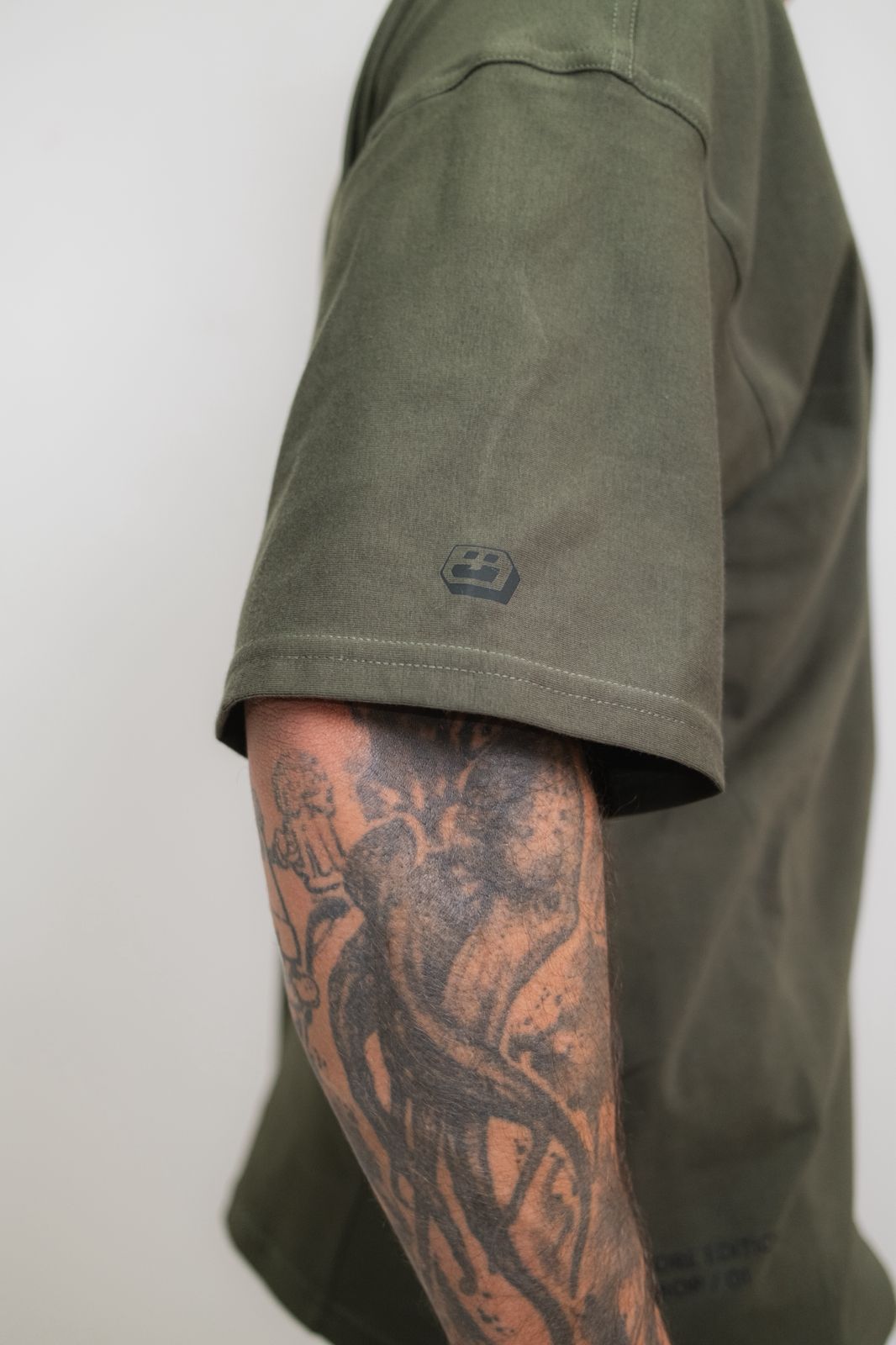 ORÍGENES - Pocket Tee Deep Olive - UniSex