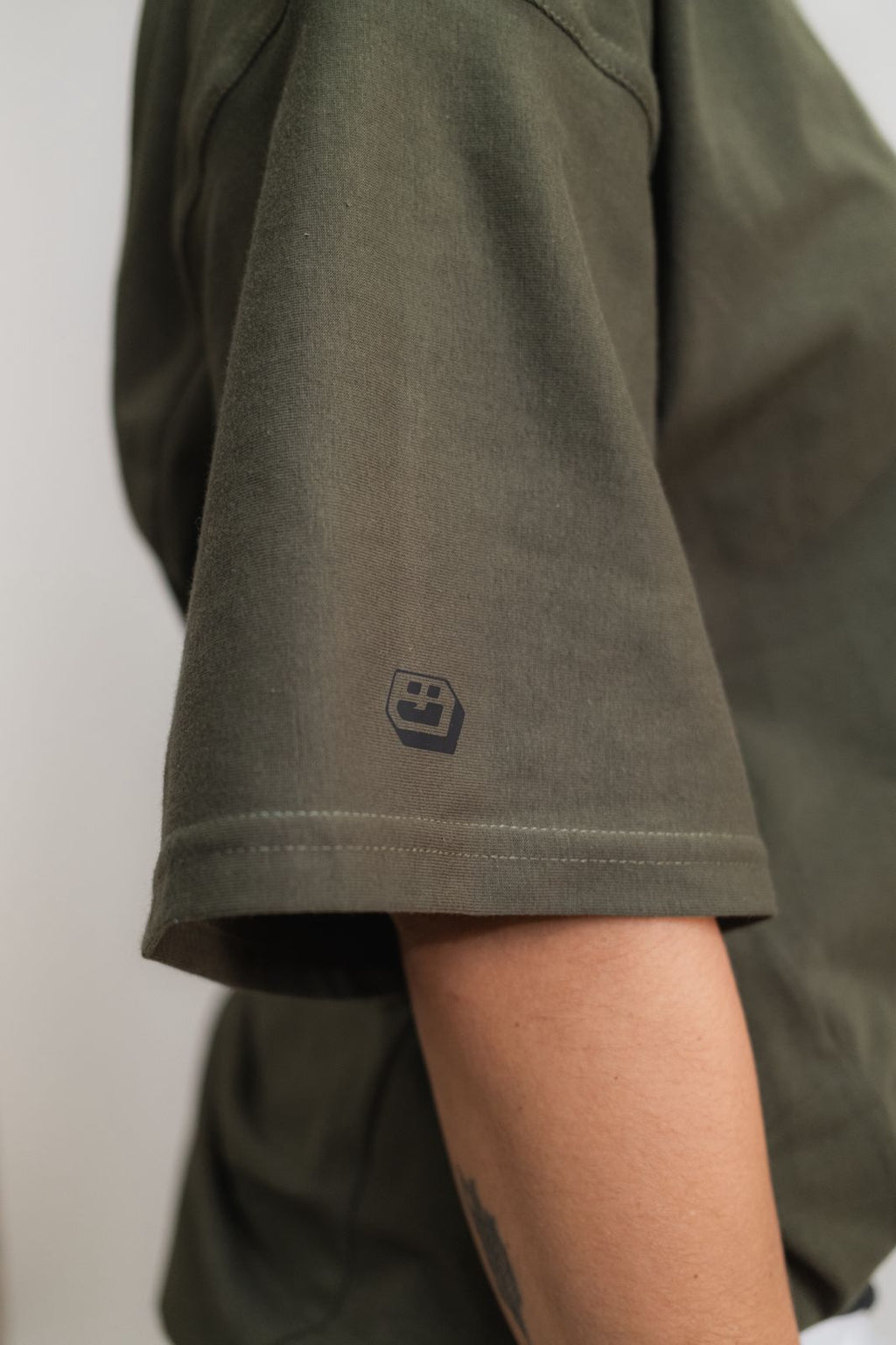 ORÍGENES - Pocket Tee Deep Olive - UniSex