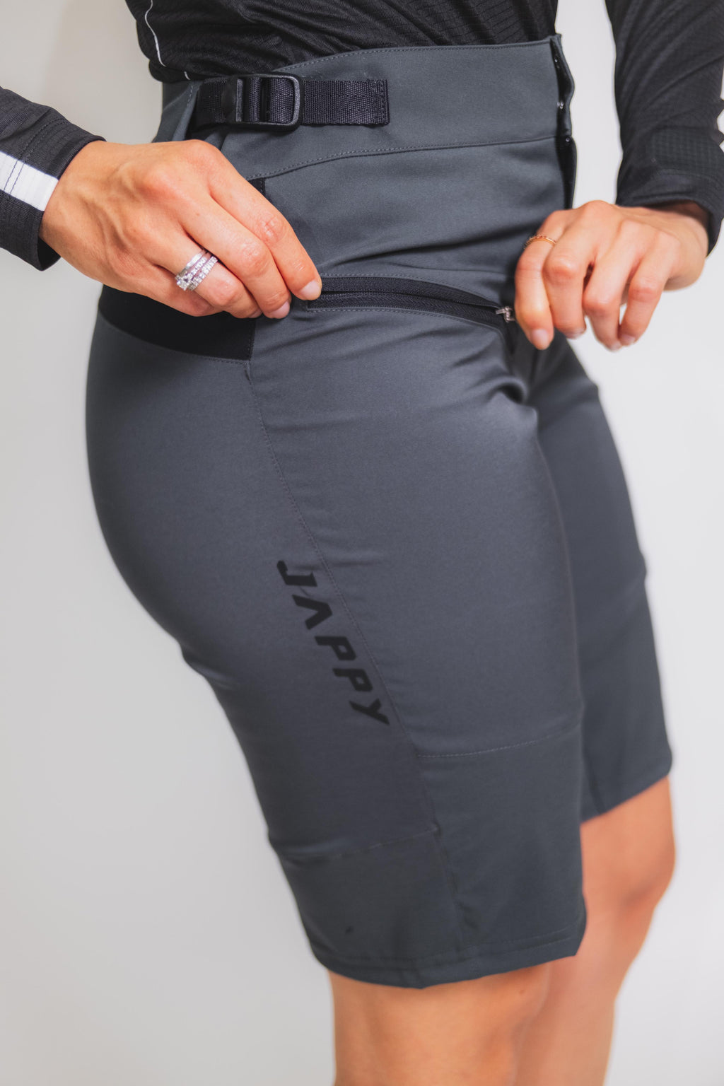 ORÍGENES - Short gris oscuro - Mujer